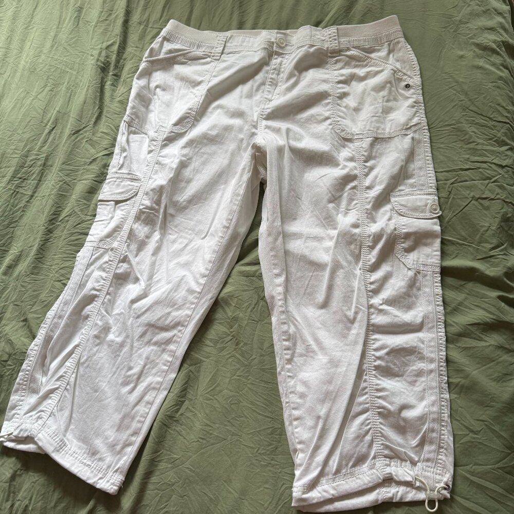 Mid-rise Cargo Capri Pants - Comfort Waist  (Sz 18)